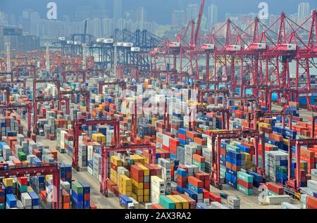 Des milliers de conteneurs d'expédition au port de Hong Kong, en Chine Banque D'Images