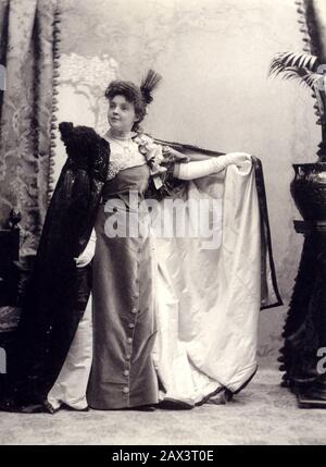 1890 CA , Paris , FRANCE : L'actrice française REJANE ( nom réel Gabrielle Charlotte Reju , Paris 1856 - 1920 ) . Rejane fut l'amant du célèbre dramaturge italien Dario Niccodemi ( 1874 - 1934 ) - attrice - TEATRO - THÉÂTRE - DIVA - DIVINA - satin - raso - pizzo - paume - plumes - BELLE EPOQUE - PROFIL - PROFILO - MODE - MODA - mantello - manteau - XIX SIÈCLE - decollété - scolatura - tour de cou - collier de perles - collana di Perle - mignon - paume - plumes - velluto - velours --- ARCHIVIO GBB Banque D'Images