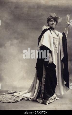 1890 CA , Paris , FRANCE : L'actrice française REJANE ( nom réel Gabrielle Charlotte Reju , Paris 1856 - 1920 ) . Rejane fut l'amant du célèbre dramaturge italien Dario Niccodemi ( 1874 - 1934 ) - attrice - TEATRO - THÉÂTRE - DIVA - DIVINA - pizzo - BELLE EPOQUE - PROFIL - PROFILO - MODE - MODA - mantello - manteau - XIX SIÈCLE - chapeau - cappello - tricorno - gants - guanti cin cin - brindisi ---- ARCHIVIO GBB Banque D'Images