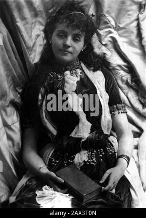 1890 CA , Paris , FRANCE : L'actrice française REJANE ( nom réel Gabrielle Charlotte Reju , Paris 1856 - 1920 ) . Rejane était l'amant de célèbre dramaturge italien Dario Niccodemi ( 1874 - 1934 ) - attrice - TEATRO - THÉÂTRE - DIVA - DIVINA - velours - velluto - BELLE EPOQUE - MODE - MODA - XIX SIÈCLE - libre - livre - lecteur - lettore - lettrICE -- -- ARCHIVIO GBB Banque D'Images