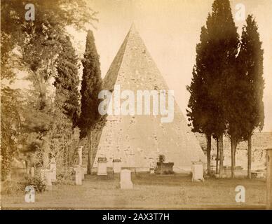 1860 ca. , ROMA , ITALIE : LE CIMITERO ACATTOLICO ALLA PIRAMIDE CESTIA ( Cimitero degli Inglesi ) près DE PORTA SAN PAOLO , TESTACCIO , quartier Via OSTIENSE . Dans cette cémenterie a été enterré quelques célèbres poètes anglais comme JOHN KEATS et SHELLEY , ont célébré des peintres et des sculpteurs comme Frederch ANDERSEN et Hans VON MAREE' , tyhe fils du poète allemand GOETHE , le politicien italien et le penseur ANTONIO Gramsci, le poète DARIO BELLEZZA, L'actrice britannique Belinda LEE , la danseuse Sakharoff , le poète de Beat Generation Gregory CORSO et bien d'autres encore. - ITALIE - FOTO STORICHE - HISTOIRE - ROME - GEOGRAFIA Banque D'Images