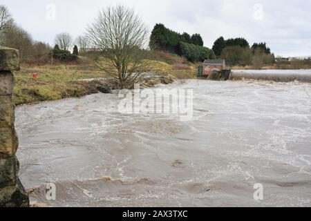 Storm ciara, River irwell éclate ses rives à radcliffe bury lancashire royaume-uni Banque D'Images