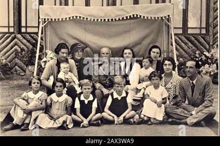 1934 CA , Roma , ITALIE: La famille royale italienne complate. Roi Vittorio Emanuele III ( 1869 - 1947 ) avec la reine ELENA del Montenegro ( Hélène , 1873 - 1952 ) avec le prince héréditaire et futur dernier roi d'Italie UMBERTO II ( 1904 - 1983 ) et les autres 4 filles avec des fils. Respectivement: Iolanda ( 1901 - 1986 ) marié avec le comte Giorgio Carlo Calvi di Bergolo , ont Maria Ludovica ( née 1924, marié Gashe ), Vittoria Francesca ( 1927-1985, marié conte Guglielmo Guarienti di Brenzone ), Guja Anna (née 1930, mariée avec le comte Carlo Guarienti di Brenzone ) Et Pier Francesco ( né Banque D'Images