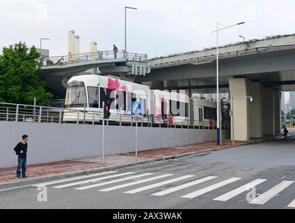 Un tramway circule sur le système de tramway Haizhu à Guangzhou, en Chine Banque D'Images