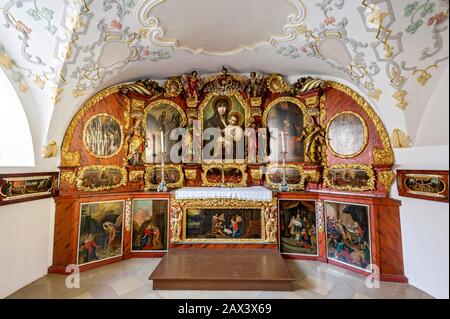 Mur d'autel et d'autel avec Lucas Madonna, chapelle de pèlerinage à Maria Schnee dans la chapelle de la crypte, place de l'église, vieille ville, Mindelheim, Swabia, Bavière Banque D'Images