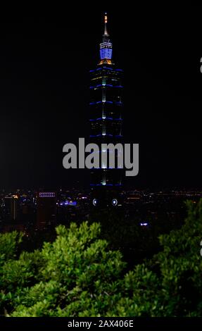 Gratte-ciel Taipei 101 vu la nuit d'une colline voisine. Taipei, Taïwan Banque D'Images