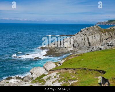 La côte nord du Devon, près de Woolacombe, montre les strates d'ardoise fortement inclinées de la formation de Morte Slates. Prise du sud de la côte ouest chemin wi Banque D'Images