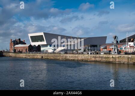 L'architecture moderne du Musée de Liverpool en face de Canning Dock par une journée ensoleillée. Le bâtiment de pilotage en brique rouge apparaît sur la gauche. Banque D'Images