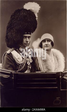 1937 CA , Londres , Angleterre : le roi GEORGE VI et la reine ELIZABETH , père et mère de future reine ELIZABETH II d'Angleterre ( née 1926 ), carte postale officielle de propagande avec les résidences royales du château de Windsor , Balmoral , Buckingham Palace and Sandringham House - REALI - ROYALTIES - nobili - Nobiltà - noblesse - GRAND BRETAGNA - GRANDE-BRETAGNE - INGHILTERRA - REGINA MADRE ELISABETTA - WINDSOR - Maison de Saxe-Coburg-Gotha - FAMILLE ROYALE - FAMIGLIA REALE - colbacco zzese - granatière -- ARCHIVIO GBB Banque D'Images