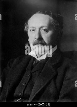 1900 CA , GRANDE-BRETAGNE : Herbert John Gladstone, 1ère Viscount Gladstone ( 1854 – 1930 ) était un homme d'État libéral britannique. Le plus jeune fils de William Ewart Gladstone , il a été secrétaire de la maison de 1905 à 1910 et gouverneur général de l'Union de l'Afrique du Sud de 1910 à 1914. Sir William Ewart Gladstone ( 1809 – 1898 ) était un homme d'État libéral britannique. Dans une carrière de plus de soixante ans, il a été premier ministre quatre fois plus que toute autre personne. Gladstone était aussi le plus ancien Premier ministre britannique, âgé de 84 ans, lorsqu'il a démissionné pour la dernière fois. Il avait aussi servi De Chance Banque D'Images