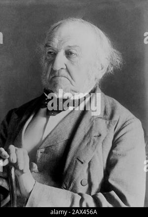 1895 CA , GRANDE-BRETAGNE : Sir William Ewart Gladstone ( 1809 – 1898 ) était un homme d'État libéral britannique. Dans une carrière de plus de soixante ans, il a été premier ministre quatre fois plus que toute autre personne. Gladstone était aussi le plus ancien Premier ministre britannique, âgé de 84 ans, lorsqu'il a démissionné pour la dernière fois. Il a également été chancelier de l'Échiquier quatre fois (1853–1855, 1859–1866, 1873–1874 et 1880–1882) .- GRAND BRETAGNA - FOTO STORICHE - HISTOIRE - Primo Ministro Inglese - Epoca VITTORIANA - Queen Victoria - Victorian Hera - 800 - OTTOCENTO - XIX SIÈCLE - BE Banque D'Images