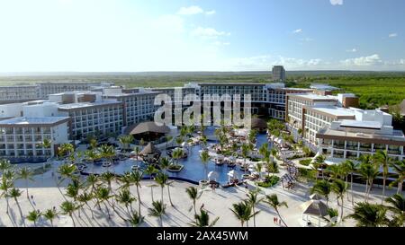 Station de vacances de luxe avec plage de sable blanc et piscine haut de gamme, hôtel de bord de mer d'idillyc à Punta Cana, République dominicaine, vue aérienne Banque D'Images