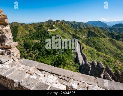 La dynastie Ming Jinshanling Grande Muraille de Chine avec des tours de guet menant à distance sur la crête de montagne, Chine, Asie