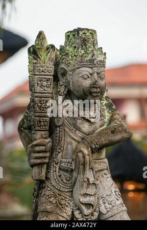 Une statue en pierre d'un Dieu ou d'une divinité hindou. Bali, Indonésie. Banque D'Images