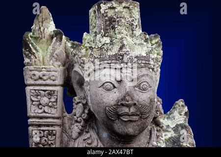 Détail du visage d'une statue en pierre d'un Dieu hindou ou de la divinité. Bali, Indonésie. Banque D'Images