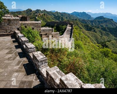 Vue de la Tour générale, la Grande Muraille de Chine de Jinshanling menant à distance sur la crête de montagne, la Chine, l'Asie Banque D'Images