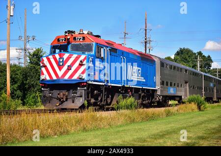 Genève, Illinois, États-Unis. Une locomotive Metra menant un train l'après-midi pour ramener les travailleurs de Chicago. Banque D'Images