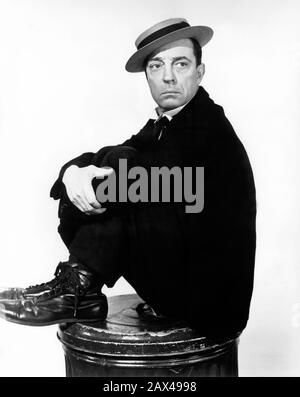 1939 , Etats-Unis : l'acteur américain de cinéma silencieux et réalisateur BUSTER KEATON ( 1895 - 1966 ) , Pubblica Still for the movie HOLLYWOOD CAVALCADE by Irving Cummings - FILM - FILM SILENCIEUX - CINÉMA MUTO - portrait - ritratto - regista cinématographiques - attore - comico - tie - cravatta - col - coletto - COMICO - chaussures - chapeau - cappello - ANNI TRENTA - 30's. - '30 - chaussures - scarpe --- ARCHIVIO GBB Banque D'Images