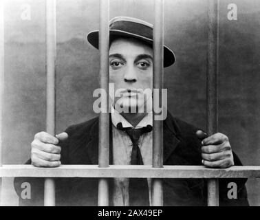 1921 , Etats-Unis : l'acteur américain de cinéma silencieux et réalisateur BUSTER KEATON ( 1895 - 1966 ) dans LA CHÈVRE ( il capro espiatorio ) - FILM MUET - CINÉMA MUTO - portrait - ritratto - regista cinématographiques - attore - comico - COMICO - divisa militare - uniforme militaire - chapeau - cappello - col - coletto - cravate - cravatta - carcere - cella - prison - carcerato - incarcéré - emprisonné -- -- ARCHIVIO GBB Banque D'Images