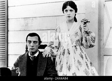 1926 , Etats-Unis : l'acteur américain de cinéma silencieux et réalisateur BUSTER KEATON ( 1895 - 1966 ) avec Marion Mack , dans LE GÉNÉRAL ( 1926 - Come vinsi la guerra ) Par Clyde Bruckman et Buster Keaton - FILM SILENCIEUX - CINÉMA MUTO - portrait - ritratto - regista cinématografico - attore - comico - COMICO - marito e moglie - famille et femme - cammeo - col - coletto - cravate - cravatta ---- ARCHIVIO GBB Banque D'Images