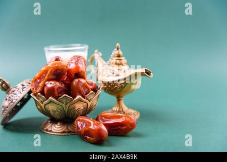 Ramadan, dates dans le bol doré, Le Lait, arabian Aladdin feu de style vintage sur fond vert noir Banque D'Images