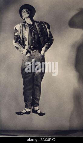 1943 CA, Berlin , Allemagne : La danseuse allemande avantgarde , chorégraphe et acteur de cinéma HARALD KREUTZBERG ( 1902 à Reichenberg - 1968 à Gumligen , Berne ), photo d'Enkelmann . Après le lycée , Kreutzberg fait des études à ' Dresden Arts and Crafts School ' pour former des graphistes et des illustrateurs, en parallèle, il a pris des cours de ballet dans un groupe amateur dans le Mary Wigman Tanzschule , Admirez le talent extraordinaire de Kreutzberg et sa créativité dansant . En 1924, Kreutzberg déménage avec l'ami Max Terpis à « Berlin Staatsoper », où le directeur Banque D'Images