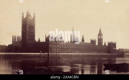 1875 CA , LONDRES , GRANDE-BRETAGNE : LES MAISONS DU PARLEMENT et L'ABBAYE DE WESTMINSTER en arrière-plan , LA GRANDE TOUR BEN CLOCHES À DROITE - INGHILTERRA - GRAND BRETAGNA - LONDRA - CATTEDRALE - ARCHITETTURA - ARCHITECTURE - FOTO STORICHE - PHOTOS D'HISTOIRE - GEOGRAFIA - GÉOGRAPHIE - VECCHIA EUROPA - VIEILLE EUROPE - CHIESA - ÉGLISE - STILE GOTICO - STYLE GOTHIQUE - CLOCHES - campanili - campanile - TUDOR - PARLAMENTO --- Archivio GBB Banque D'Images