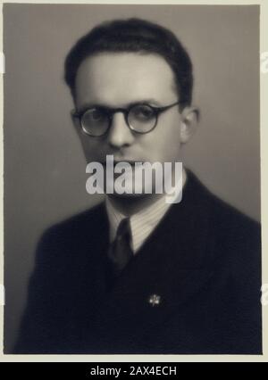 1939 CA, Parme , ITALIE : compositeur de musique italienne , musicologue et professeur DE musique FEDERICO MPELLIO ( Genova 1908 - Domodossola 1989 ), avec badge fasciste du Partito Nazionale fascista ( PNF ). Photo D'Alberto Montacchini ( 1894 - 1956 ), Parme . Professeur et bibliothécaire aux conservatoires de Palerme , Parme , Milan, depuis 1968 a été prof. Dans l'Université. Parme (École de paléographie musicale). A partir de 1949, il s'est consacré à l'enseignement de l'histoire de la musique au CONSERVATOIRE de Milan - CONSERVATORIO MUSICALE DI MILANO - ARCHIVIO MUSICALE - ARCHIVISTA - BIBLIOTECA - BIBLIOTECARIO - MUSICOLOGO - Banque D'Images