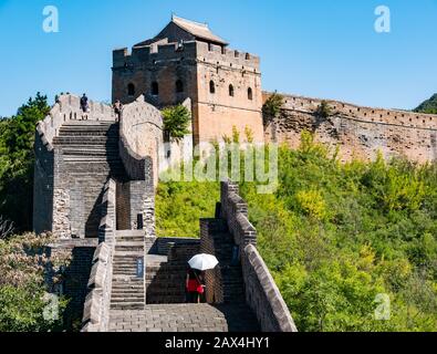 Les gens qui marchent sur la Grande Muraille de Chine de Jinshanling par temps ensoleillé, avec soleil, province de Hebei, Chine, Asie Banque D'Images