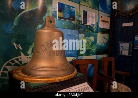 La cloche des navires est l'un des objets extraits de l'épave du Yongala exposée au Musée maritime de Townsville, Queensland, Australie Banque D'Images