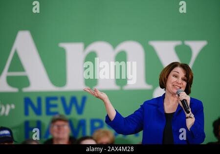 Le sénateur américain Amy Klobuchar, démocrate du Minnesota, s'exprime lors d'un rassemblement à Nashua, N.H., le 9 février 2020, pendant le primaire présidentiel du New Hampshire. Banque D'Images
