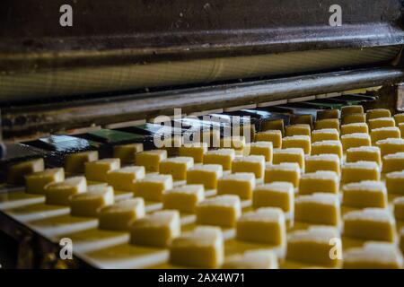 Chaîne de production de cuisson. Les cookies crus non cuits sous forme de coeurs après la formation allant au four par convoyeur. Banque D'Images