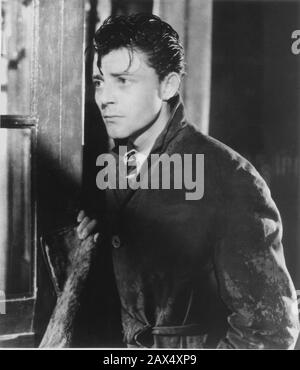 L'acteur français GÉRARD PHILIPE ( 1922 - 1959 ) dans LE DIABLE au CORPS ( Diable in the Chair - il diavolo in corpo ) de Claude Autant-Lara , D'un roman de Raymond Radiguet   FILM - CINÉMA - francese - attore - FILM - immeabile - imperméable - cravatta - tie - tristezza - gelosia - jalousie - geloso - jaloux - triste - affligé - gloomy - affligeant - amant - amoureux - innamorato - amore - amour - pluie - pioggia --- Archivio GBB Banque D'Images