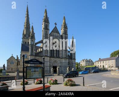 Vue panoramique sur le devant de la place St Eunan et de la place de la cathédrale à Letterkenny, en Irlande, dans un après-midi ensoleillé d'automne dans le comté de Donegal. Banque D'Images