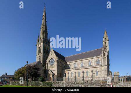 Côté ouest de la cathédrale St Eunan, cathédrale catholique romaine de la place de la cathédrale, dans un soleil d'automne lumineux avec ciel bleu à Letterkenny, Co Donegal Banque D'Images