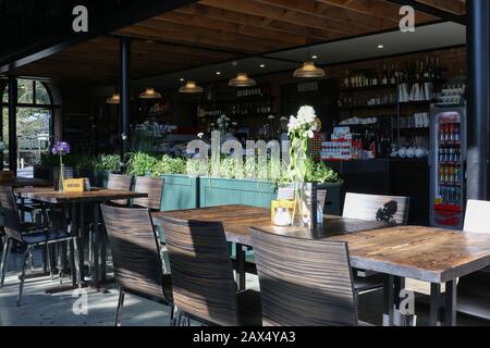 Vue interne sur les chaises de table et la salle à manger de Buffers le café restaurant moderne à Oakfield Park près de Raphoe dans le comté de Donegal, Irlande. Banque D'Images