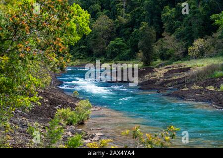 Section étroite de la Tully River avec rapides dans Tully gorge, dans le nord du Queensland Banque D'Images