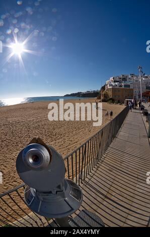 Télescope et Plage de Fishermens à Albufeira. Algarve, Portugal Banque D'Images