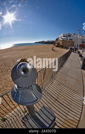 Télescope et Plage de Fishermens à Albufeira. Algarve, Portugal Banque D'Images