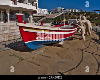 Bateau en bois une statues à Fishermens Beach. Albufeira, Algarve, Potugal Banque D'Images