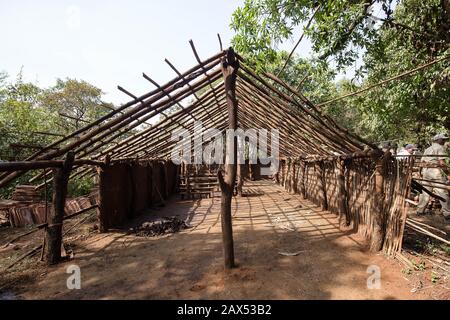 Les empires illégaux de la communauté tribale Sheppard en territoire forestier ont été enlevés par l'officier forestier de rang et son équipe dans AAJRA taluka, district de Kolhapur de Maharashtra, États occidentaux de l'Inde. Ils ont reçu un avis et le temps de prendre leur enrochemin illégal mais n'ont pas réussi à le retirer. L'officier forestier de l'aire de répartition a effectué le retrait mécanique de l'empiètement qui se trouvait sur le territoire forestier. Les tribus starte s'opposant mais plus tard ont coopéré. Les agents forestiers ont déclaré que de tels empiétements encouragent les activités illégales ainsi que le braconnage et le trafic de la vie sauvage. Cette région de pour Banque D'Images