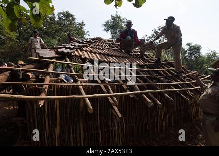 Les empires illégaux de la communauté tribale Sheppard en territoire forestier ont été enlevés par l'officier forestier de rang et son équipe dans AAJRA taluka, district de Kolhapur de Maharashtra, États occidentaux de l'Inde. Ils ont reçu un avis et le temps de prendre leur enrochemin illégal mais n'ont pas réussi à le retirer. L'officier forestier de l'aire de répartition a effectué le retrait mécanique de l'empiètement qui se trouvait sur le territoire forestier. Les tribus starte s'opposant mais plus tard ont coopéré. Les agents forestiers ont déclaré que de tels empiétements encouragent les activités illégales ainsi que le braconnage et le trafic de la vie sauvage. Cette région de pour Banque D'Images