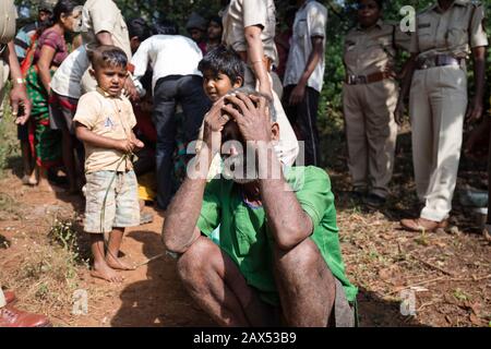 Les empires illégaux de la communauté tribale Sheppard en territoire forestier ont été enlevés par l'officier forestier de rang et son équipe dans AAJRA taluka, district de Kolhapur de Maharashtra, États occidentaux de l'Inde. Ils ont reçu un avis et le temps de prendre leur enrochemin illégal mais n'ont pas réussi à le retirer. L'officier forestier de l'aire de répartition a effectué le retrait mécanique de l'empiètement qui se trouvait sur le territoire forestier. Les tribus starte s'opposant mais plus tard ont coopéré. Les agents forestiers ont déclaré que de tels empiétements encouragent les activités illégales ainsi que le braconnage et le trafic de la vie sauvage. Cette région de pour Banque D'Images