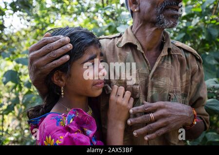 Les empires illégaux de la communauté tribale Sheppard en territoire forestier ont été enlevés par l'officier forestier de rang et son équipe dans AAJRA taluka, district de Kolhapur de Maharashtra, États occidentaux de l'Inde. Ils ont reçu un avis et le temps de prendre leur enrochemin illégal mais n'ont pas réussi à le retirer. L'officier forestier de l'aire de répartition a effectué le retrait mécanique de l'empiètement qui se trouvait sur le territoire forestier. Les tribus starte s'opposant mais plus tard ont coopéré. Les agents forestiers ont déclaré que de tels empiétements encouragent les activités illégales ainsi que le braconnage et le trafic de la vie sauvage. Cette région de pour Banque D'Images