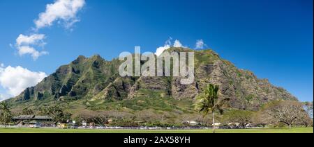 Kualoa, HI - 24 janvier 2020: Panorama des montagnes derrière Kualoa Ranch, une attraction touristique sur Oahu Banque D'Images