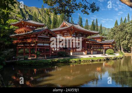 Kaneohe, HI - 24 janvier 2020: Le temple de Byodo-In sous les montagnes cannelées sur Oahu, Hawaï Banque D'Images