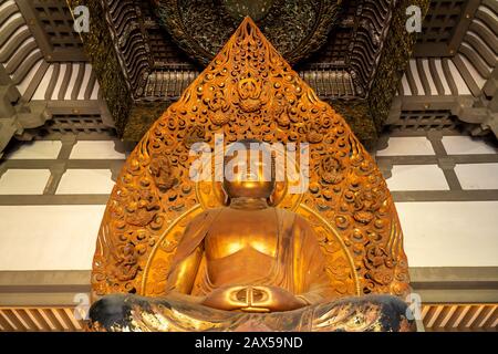 Kaneohe, HI - 24 janvier 2020: Statue dorée du Bouddha dans le temple de Byodo-In sur Oahu, Hawaï Banque D'Images