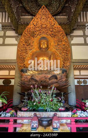 Kaneohe, HI - 24 janvier 2020: Statue dorée du Bouddha dans le temple de Byodo-In sur Oahu, Hawaï Banque D'Images