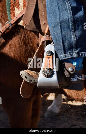 Un membre monté d'un groupe appelé Cowboys for Trump est assis sur son cheval avec ses bottes dans les étriers lors d'un rassemblement pro-Trump à New Mexicos USA. Banque D'Images