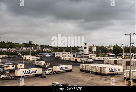 Nawiliwili, Kauai, Hawaï, États-Unis. - 17 janvier 2020: Chantier de conteneurs d'expédition Matson avec de nombreuses remorques chargées sous le ciel gris pluvieux. Banque D'Images